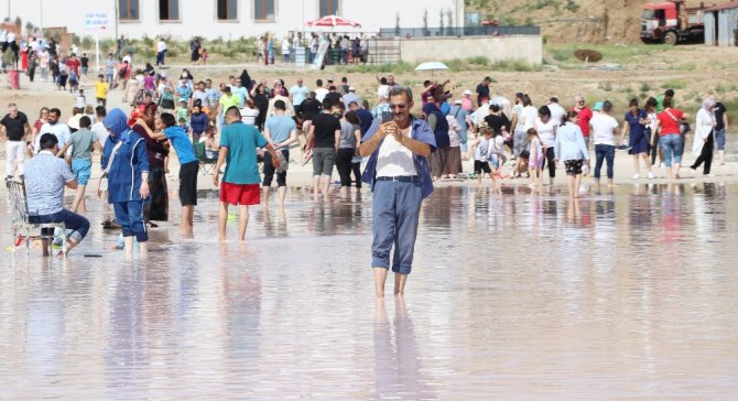 Tuz Gölü’nde çıplak ayakla yürüme turizmi sahilleri aratmıyor