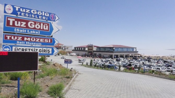 Tuz Gölü’nde çıplak ayakla yürüme turizmi sahilleri aratmıyor