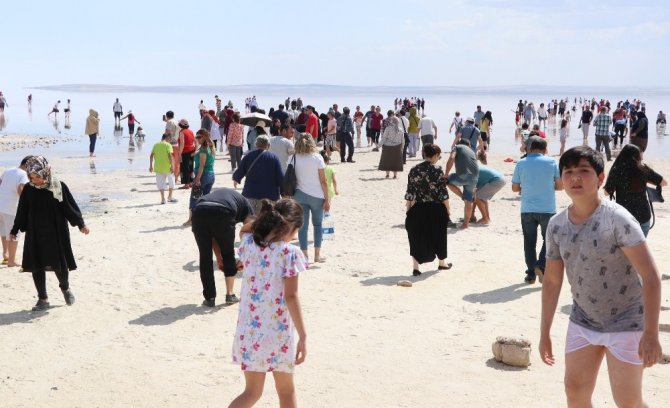 Tuz Gölü’nde çıplak ayakla yürüme turizmi sahilleri aratmıyor