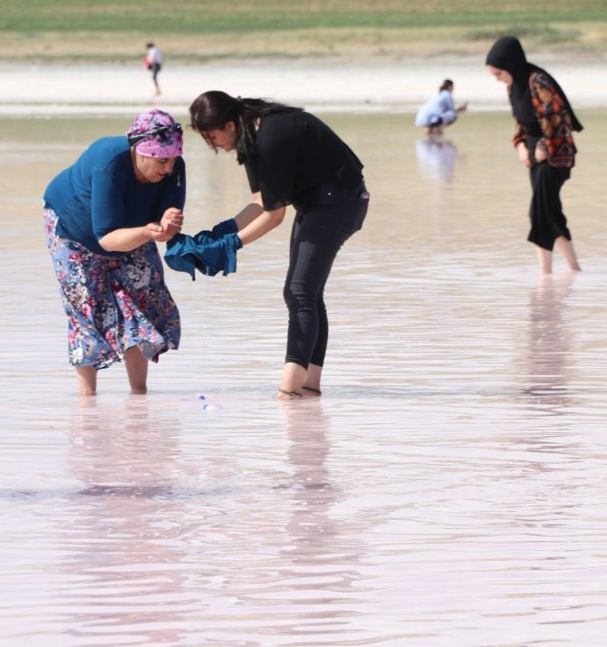 Tuz Gölü’nde çıplak ayakla yürüme turizmi sahilleri aratmıyor