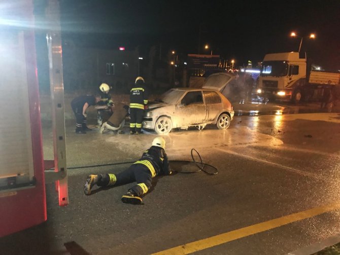 Yanan otomobil itfaiye tarafından söndürüldü