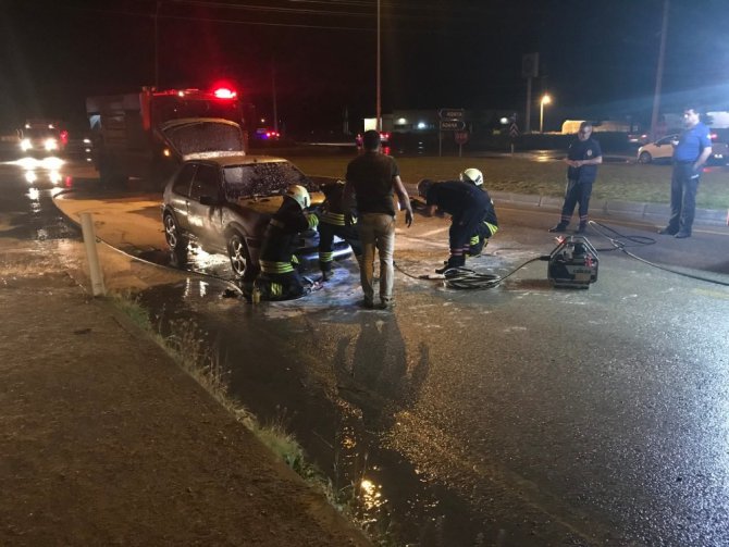 Yanan otomobil itfaiye tarafından söndürüldü