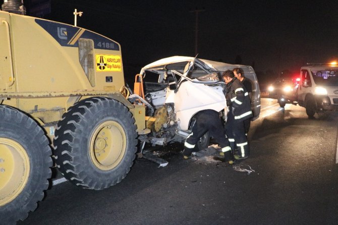 Aksaray’da minibüs greydere çarptı: 3’ü çocuk 7 yaralı