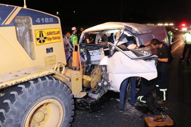 Aksaray’da minibüs greydere çarptı: 3’ü çocuk 7 yaralı