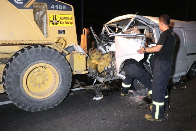 Aksaray’da minibüs greydere çarptı: 3’ü çocuk 7 yaralı