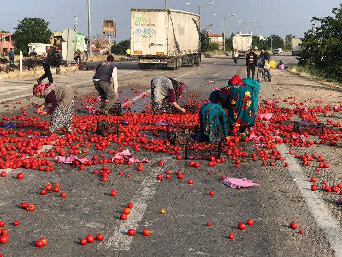 Karayolu domates tarlasına döndü