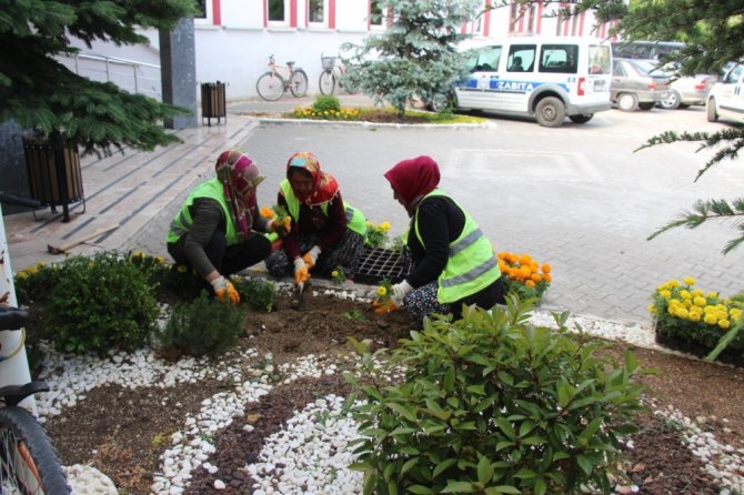 Seydişehir’de kavşak ve refüjler renkleniyor