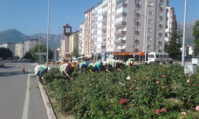 Seydişehir’de kavşak ve refüjler renkleniyor