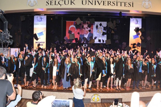 Selçuk İletişim Fakültesinde mezuniyet heyecanı