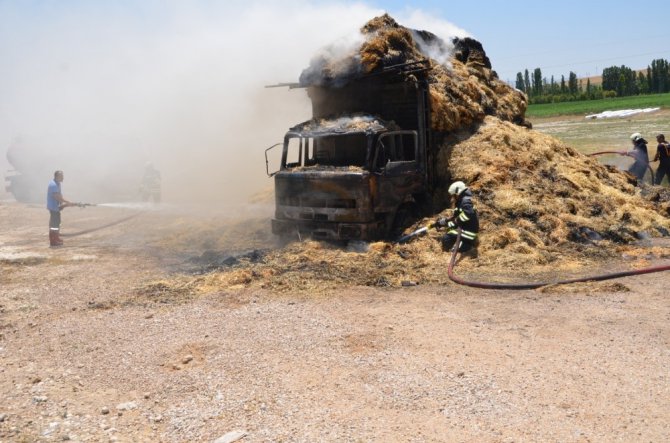 Balya yüklü kamyon elektrik tellerine takıldı, alev alev yandı