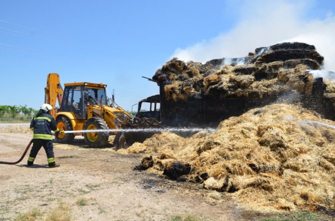 Balya yüklü kamyon elektrik tellerine takıldı, alev alev yandı