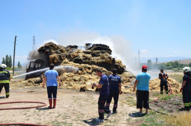 Balya yüklü kamyon elektrik tellerine takıldı, alev alev yandı