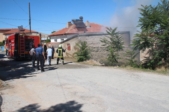 Konya’da evin avlusundaki depoda yangın