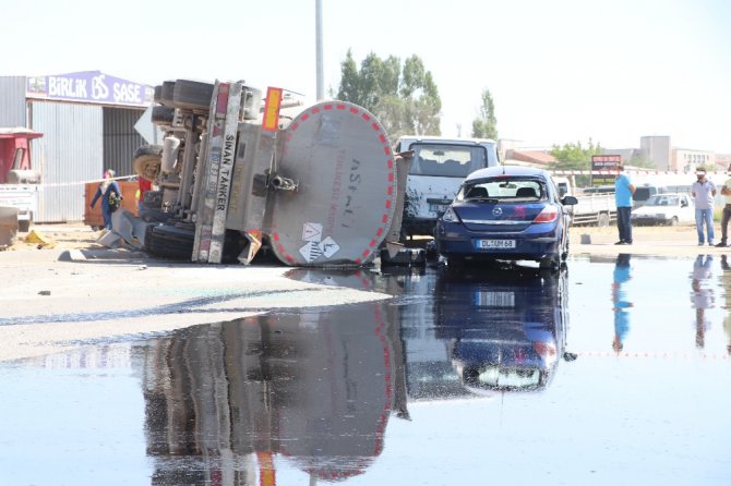 Zift tankeri yola devrildi, yaralılar kepçeyle kurtarıldı