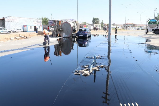 Zift tankeri yola devrildi, yaralılar kepçeyle kurtarıldı