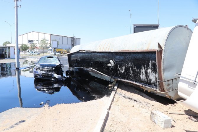 Zift tankeri yola devrildi, yaralılar kepçeyle kurtarıldı