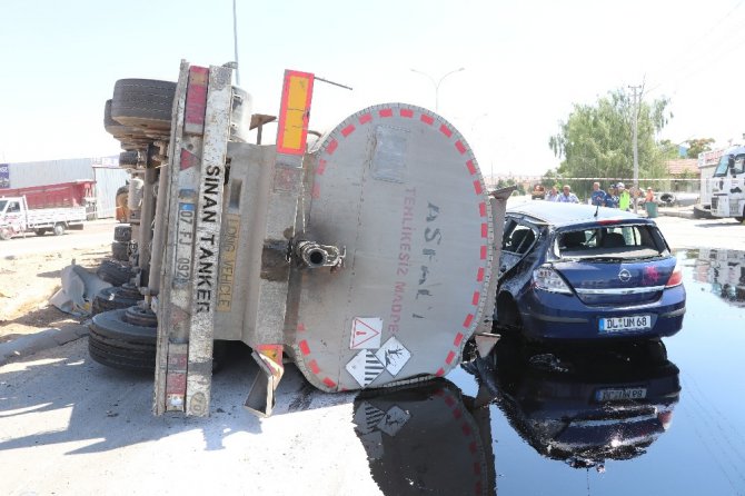 Zift tankeri yola devrildi, yaralılar kepçeyle kurtarıldı