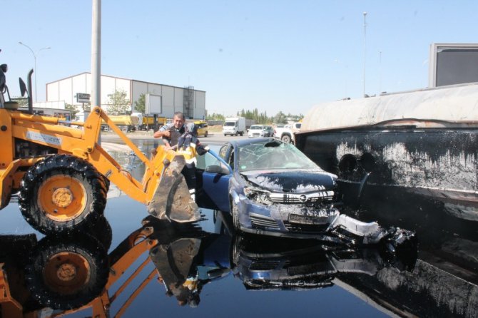 Zift tankeri yola devrildi, yaralılar kepçeyle kurtarıldı