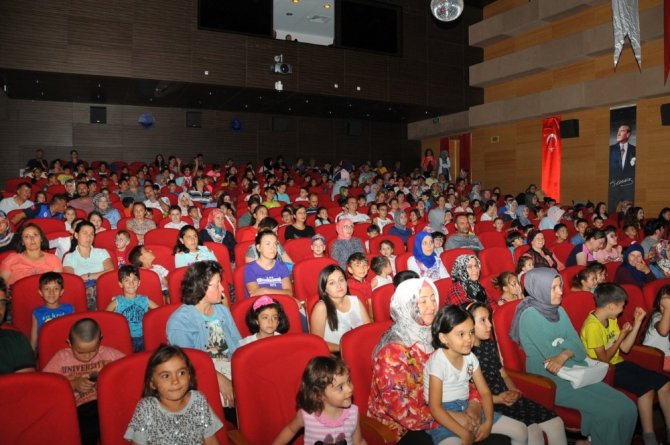 Akşehir’de çocuklar tiyatroya doydu