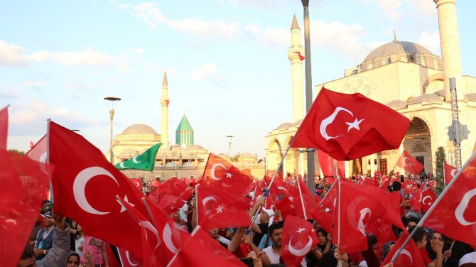 15 Temmuz’un yıl dönümünde binlerce kişi Mevlana Meydanı’na akın etti