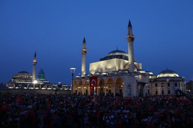 15 Temmuz’un yıl dönümünde binlerce kişi Mevlana Meydanı’na akın etti