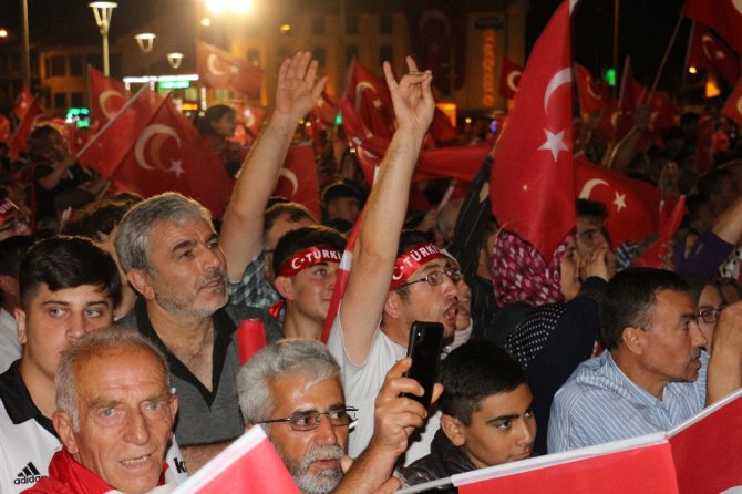 15 Temmuz’un yıl dönümünde binlerce kişi Mevlana Meydanı’na akın etti