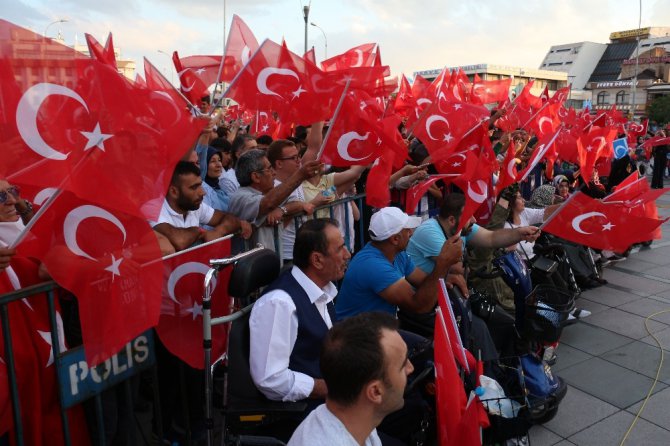 15 Temmuz’un yıl dönümünde binlerce kişi Mevlana Meydanı’na akın etti