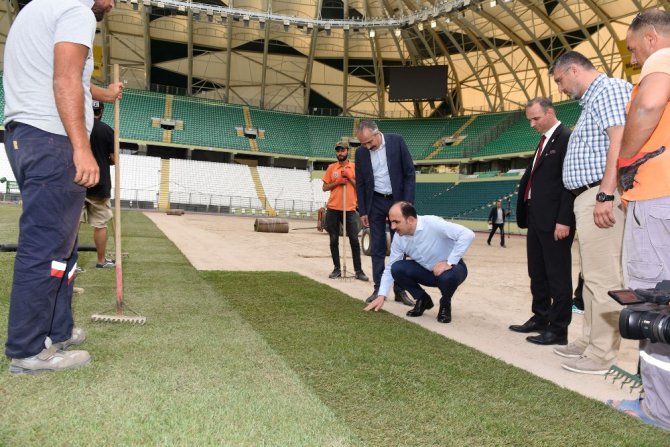 Konya Büyükşehir Stadyumunun çim zemini yenilendi