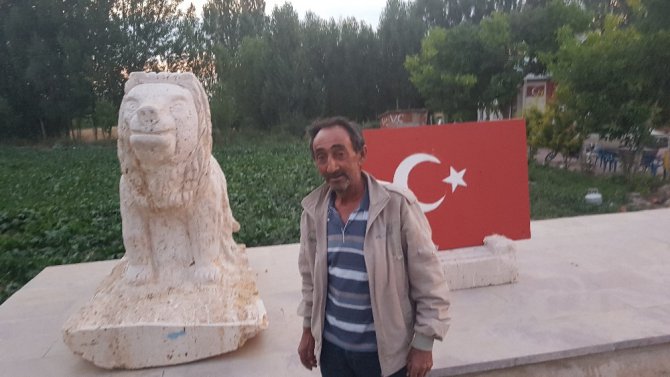 Şehit komşusunun anısına bayrak ve aslan figürü yaptı