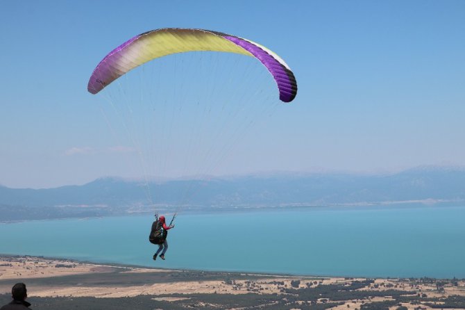 Balıkçı tekneleri göl üzerinde yarıştı