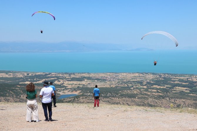 Balıkçı tekneleri göl üzerinde yarıştı