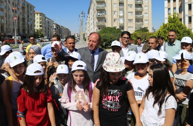 Başkan Oprukçu başarılı öğrencileri tatile gönderdi