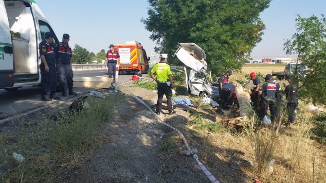 Hafif ticari araç ağaca çarptı: 3 ölü