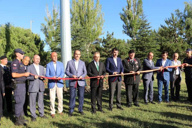 Bakan Kurum, bayram namazını kıldı, jandarma personeli ile bayramlaştı