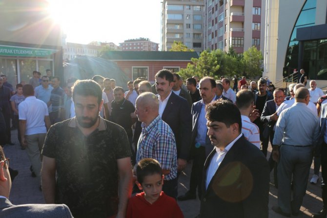 Bakan Kurum, bayram namazını kıldı, jandarma personeli ile bayramlaştı