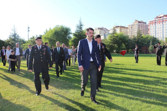 Bakan Kurum, bayram namazını kıldı, jandarma personeli ile bayramlaştı