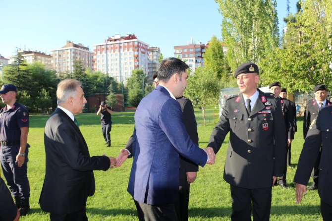 Bakan Kurum, bayram namazını kıldı, jandarma personeli ile bayramlaştı