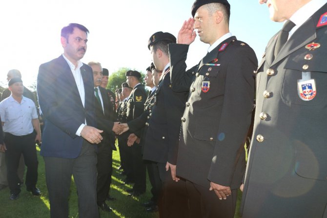 Bakan Kurum, bayram namazını kıldı, jandarma personeli ile bayramlaştı