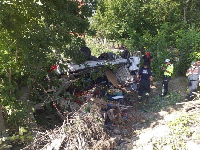 Sebze yüklü kamyonet bahçeye devrildi: 2 yaralı