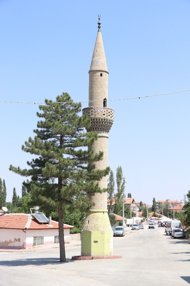 Aksaray’ın camisiz minaresi şaşırtıyor