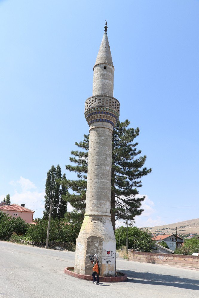 Aksaray’ın camisiz minaresi şaşırtıyor