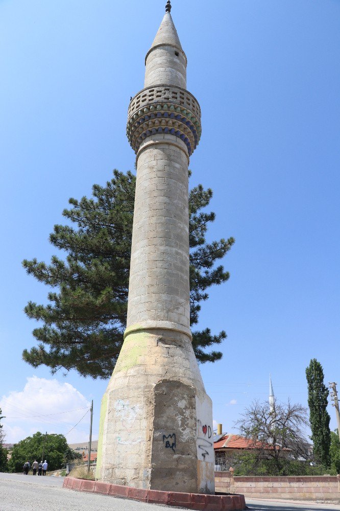 Aksaray’ın camisiz minaresi şaşırtıyor