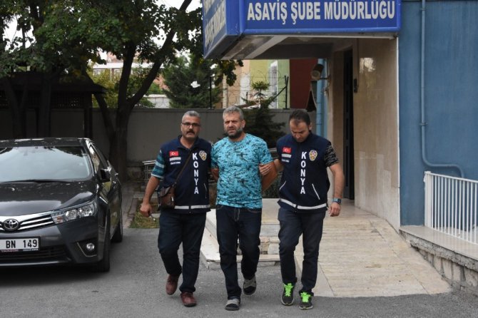 Uzaklaştırma kararı olan koca karısını öldürdü, polise teslim oldu