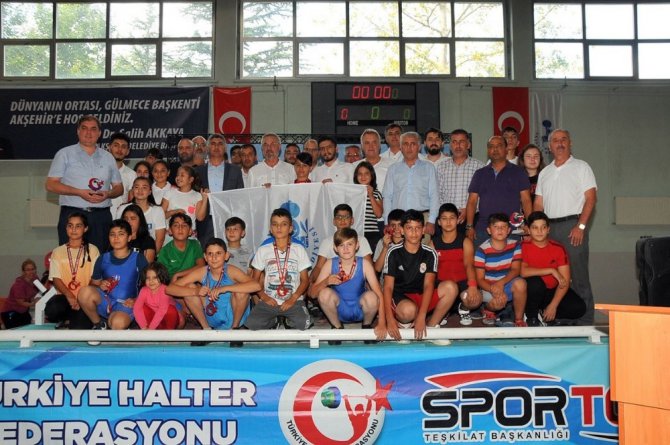 Akşehir’de düzenlenen halter şampiyonası sona erdi