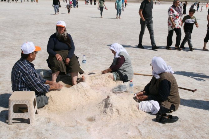 Yaşlı, genç şifa için Tuz Gölü’ne geliyor