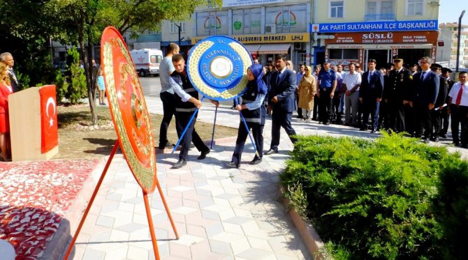 Çinli turistlerden saygı duruşu