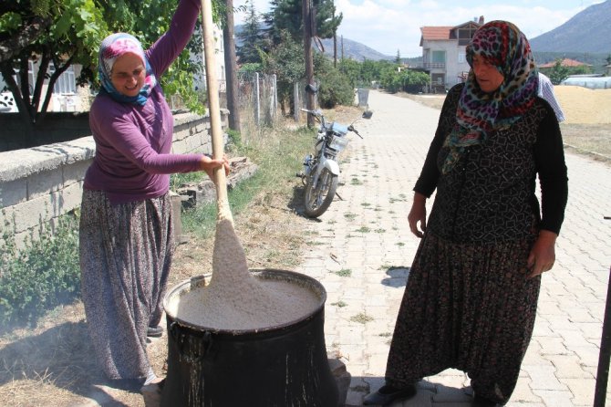 Konya’da asırlık gelenek ’tarhana’ mesaisi başladı