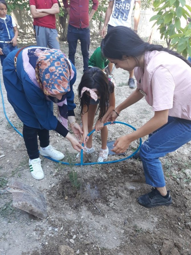 Özel çocuklar fidanları toprakla buluşturdu