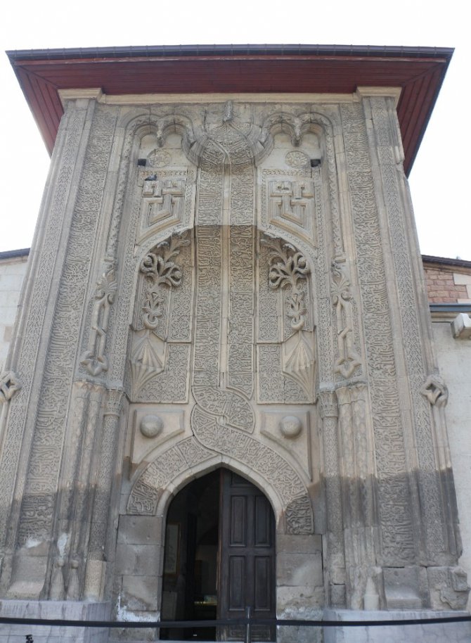 Orta Asya çadır geleneğinin örneği: ’İnce Minareli Medrese’