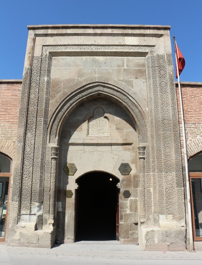 Orta Asya çadır geleneğinin örneği: ’İnce Minareli Medrese’